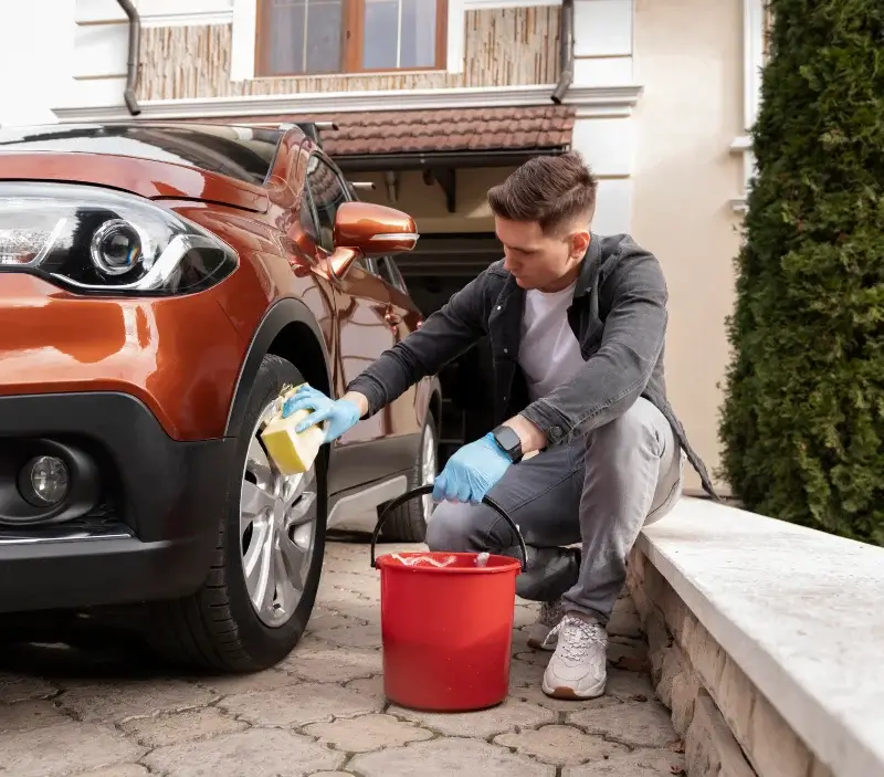 Lavage auto à domicile Montagne : professionnel intervenant sur un véhicule